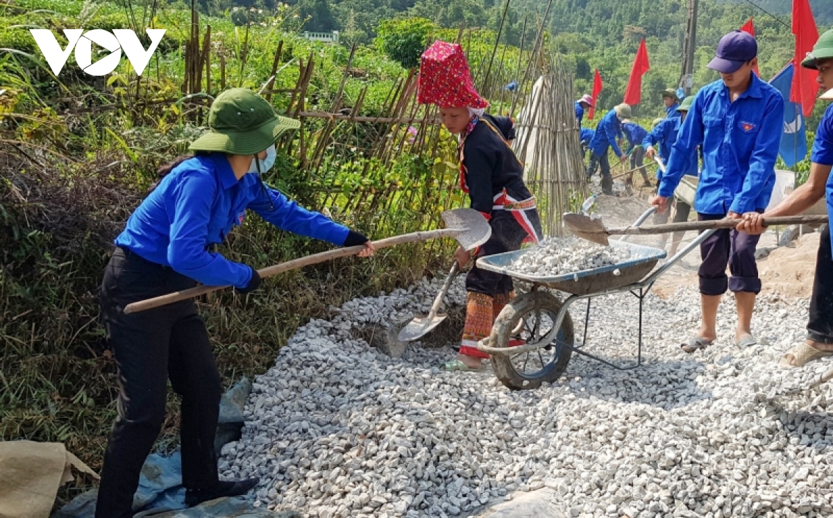 Áo xanh tình nguyện chung tay xây dựng nông thôn mới vùng biên  
