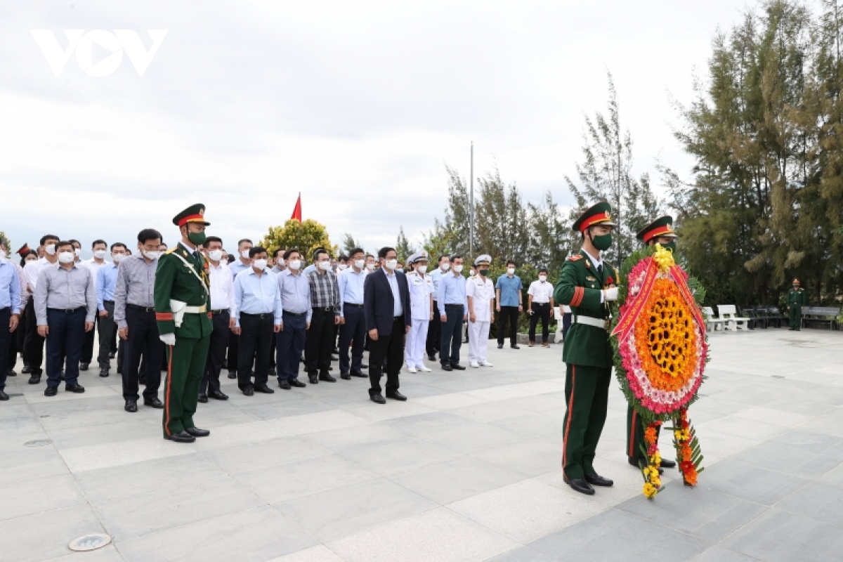 Thủ tướng tưởng niệm liệt sĩ Gạc Ma, thăm lữ đoàn tàu ngầm Hải quân