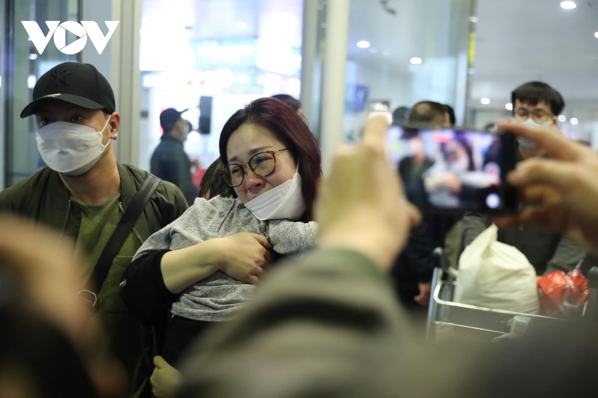 Hành trình gian nan chạy khỏi Ukraine và nước mắt ngày đoàn tụ tại sân bay Nội Bài