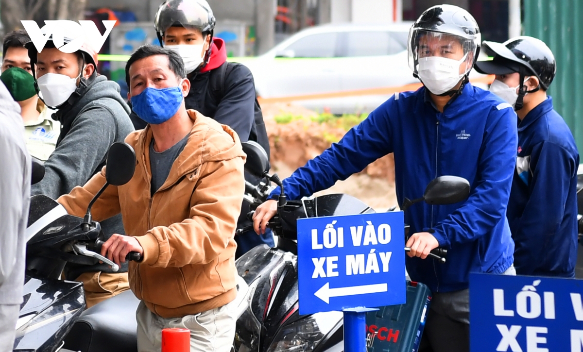 Người Hà Nội "mòn mỏi" xếp hàng chờ mua xăng trước giờ tăng giá