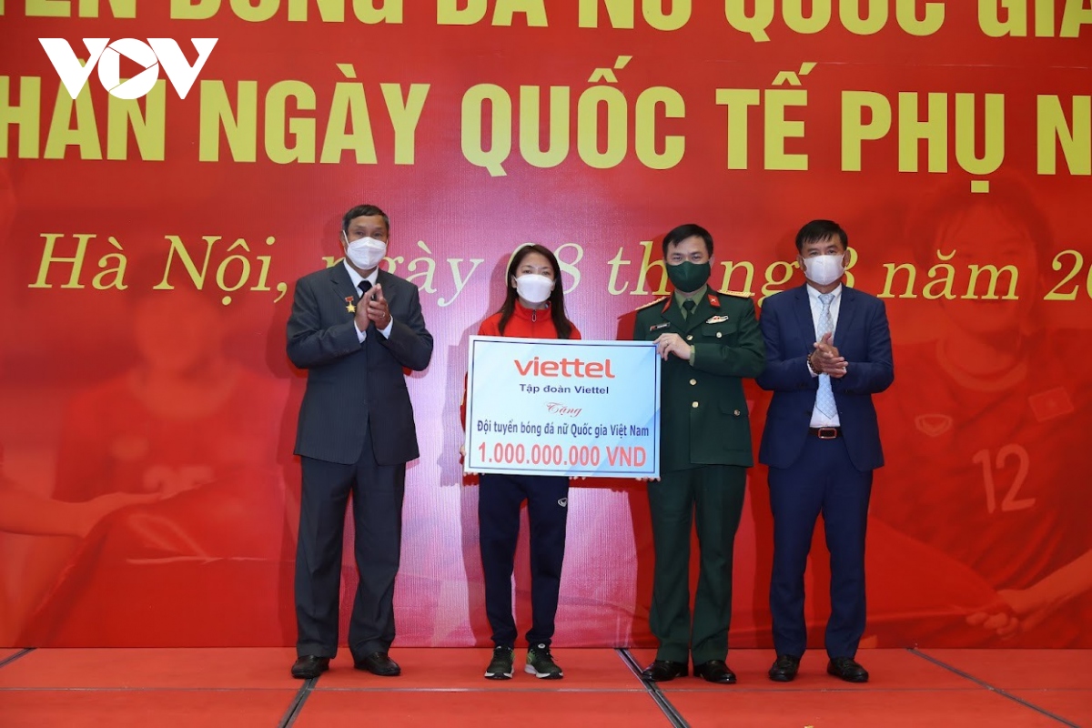 ĐT bóng đá nữ Việt Nam nhận "quà nóng" nhân dịp Quốc tế Phụ nữ 8/3 từ Viettel