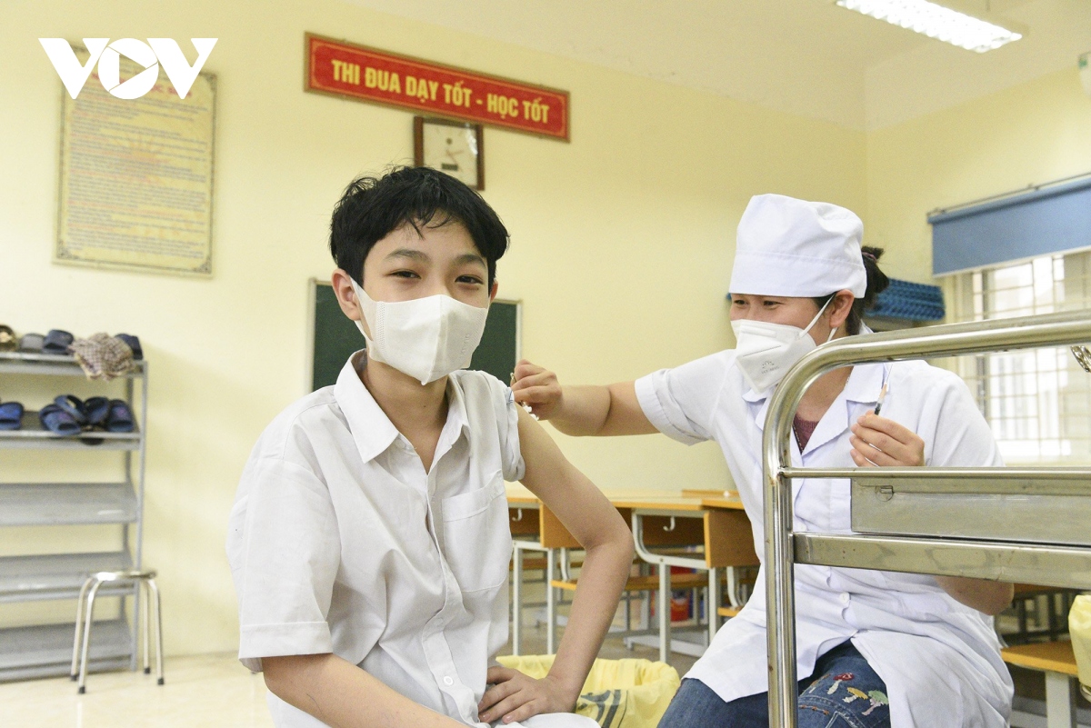 Học sinh lớp 6 tại Hà Nội thấy "bình thường" khi tiêm vaccine COVID-19