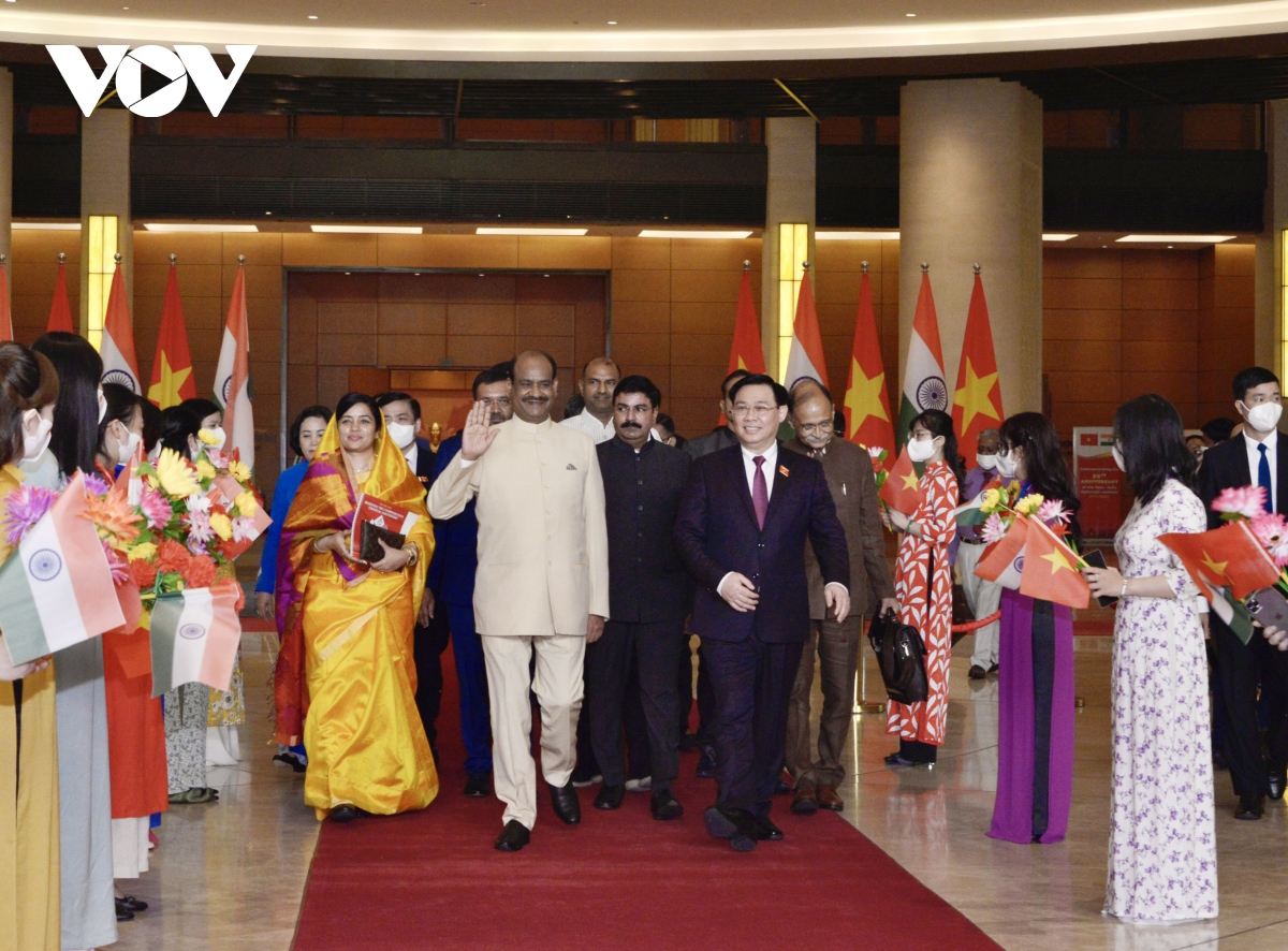 Chủ tịch Quốc hội chủ trì lễ đón và hội đàm với Chủ tịch Hạ viện Cộng hoà Ấn Độ