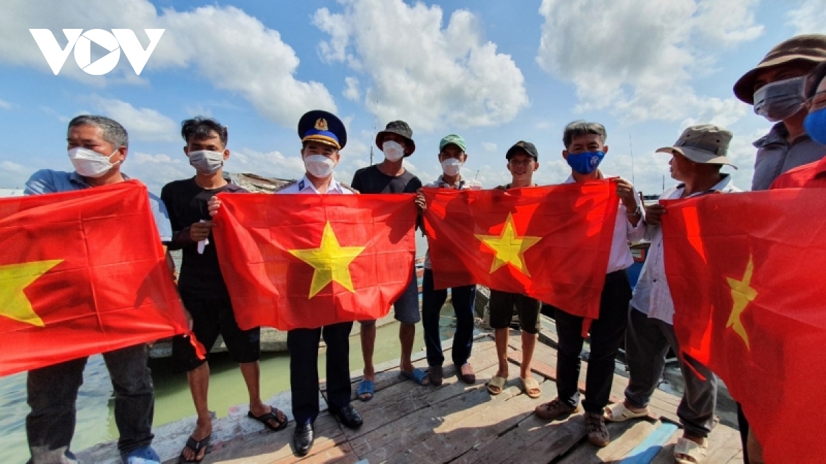 Bộ Tư lệnh Vùng Cảnh sát biển 3 giúp đỡ ngư dân vươn khơi bám biển