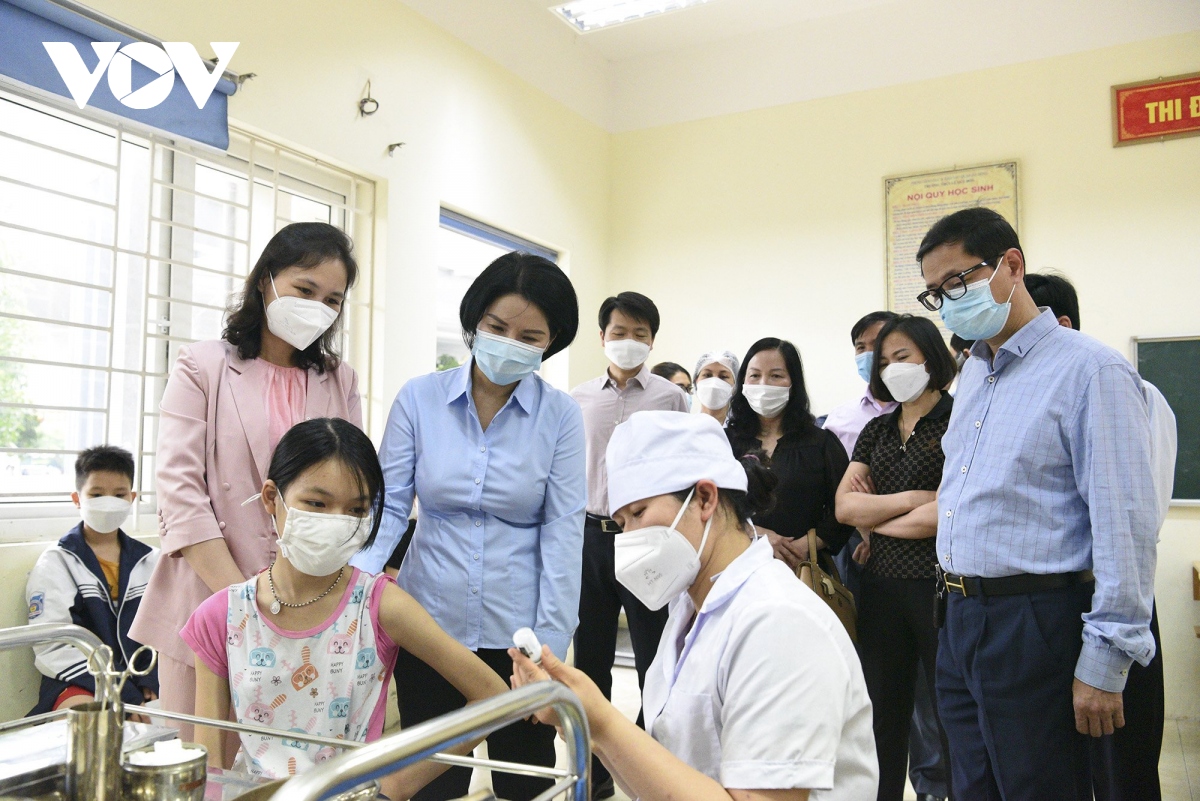 Hà Nội bắt đầu tiêm vaccine COVID-19 cho học sinh lớp 6
