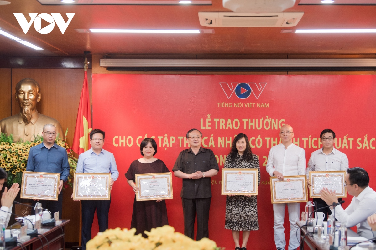 VOV khen thưởng các tập thể và cá nhân có thành tích xuất sắc năm 2021