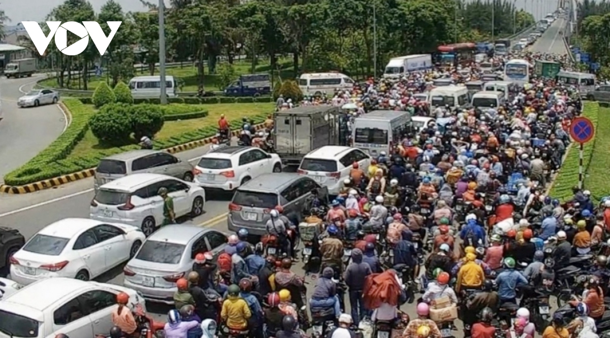 Ngày đầu phương tiện lưu thông 2 chiều, cao tốc Trung Lương - Mỹ Thuận vẫn ùn ứ