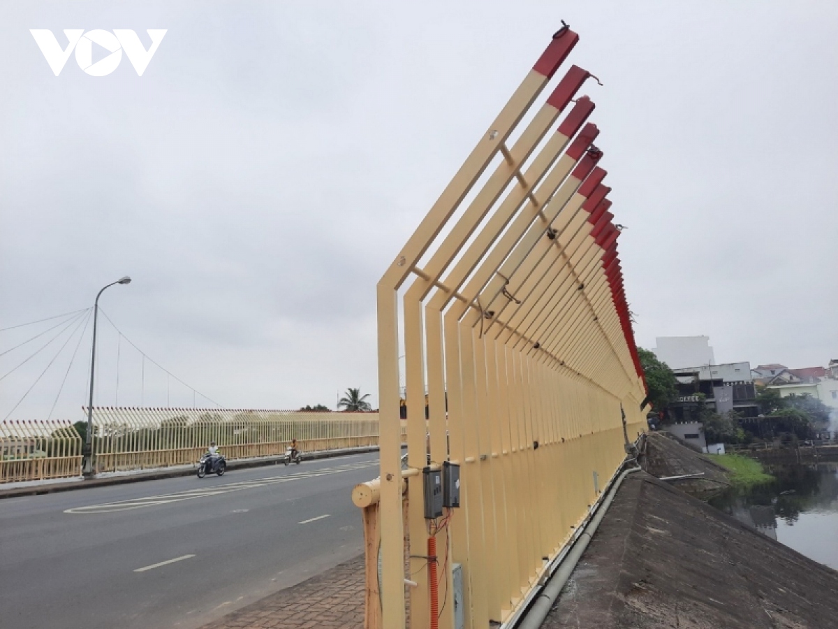 Buộc tháo dỡ rào sắt lắp đặt không phép trên Cầu Đại An, tỉnh Quảng Trị