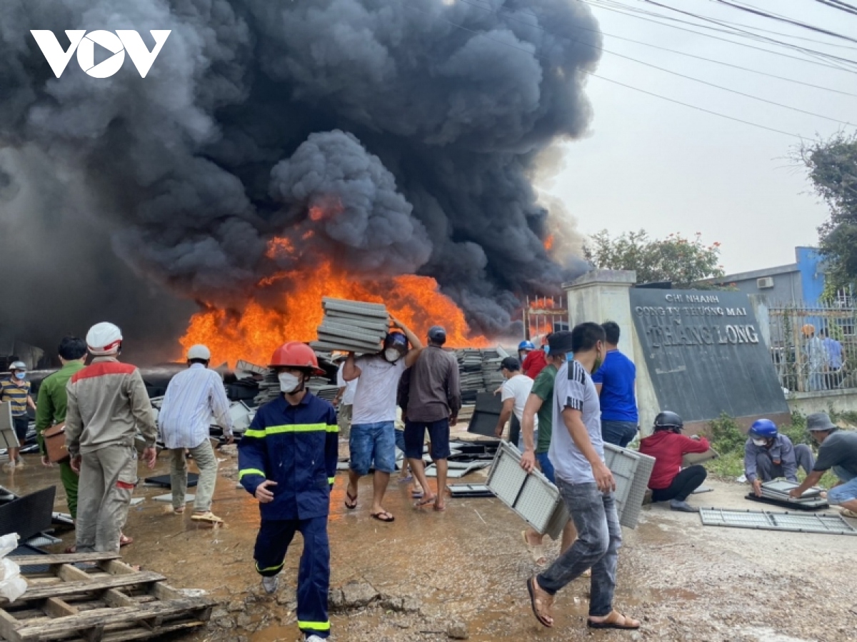 Đang cháy lớn tại Công ty Tấn Phát tại Bình Định