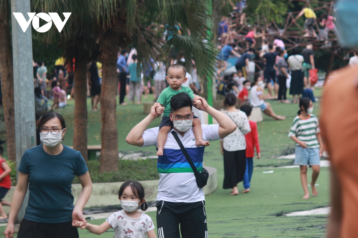 Công viên Hà Nội đông đúc ngày giỗ Tổ Hùng Vương