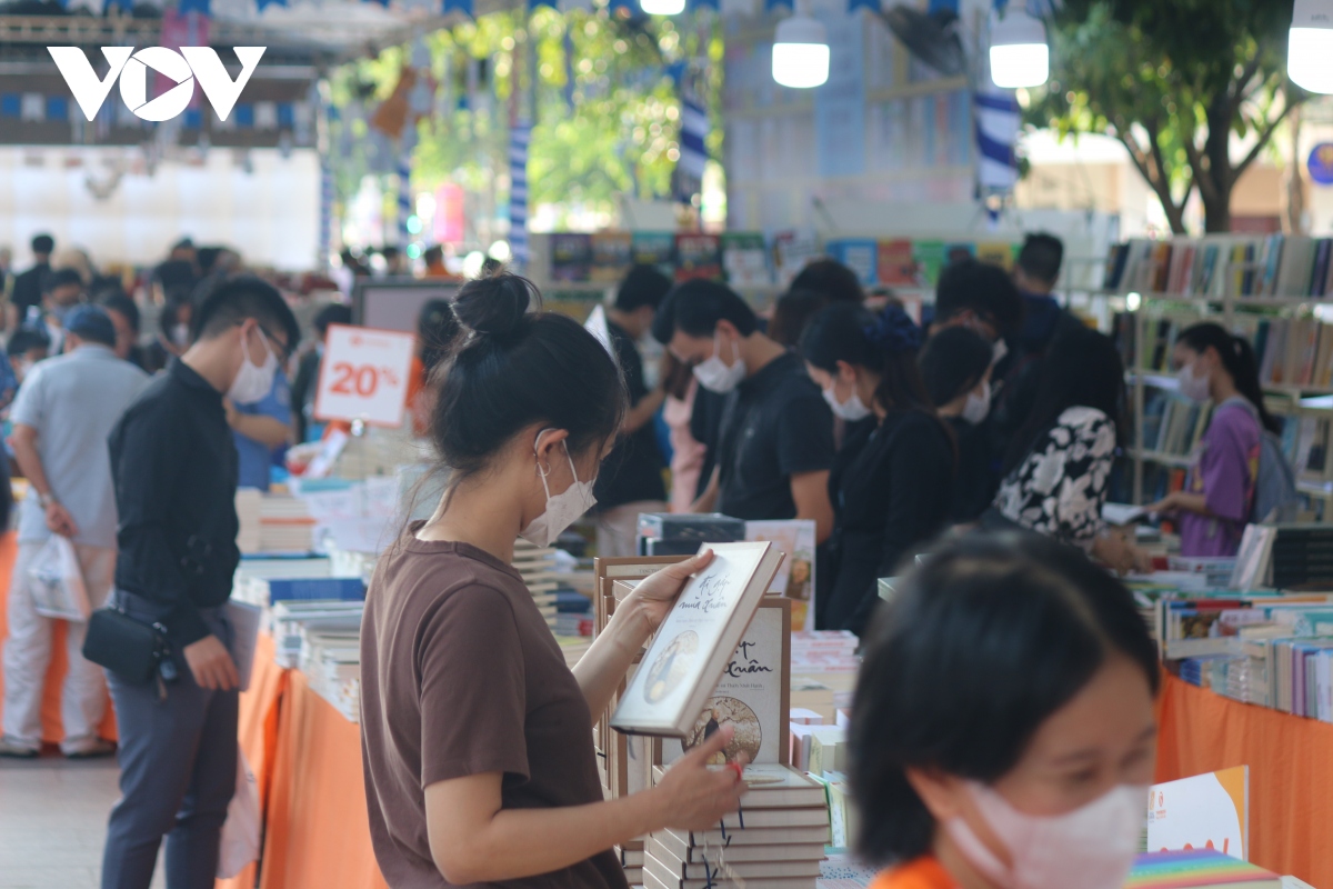 Người dân TP.HCM thích thú với không gian Ngày hội sách và văn hóa đọc Việt Nam