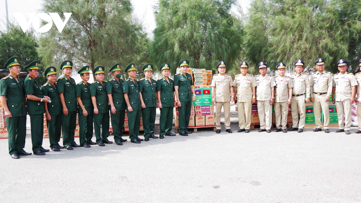 Bộ đội Biên phòng An Giang tặng quà các lực lượng vũ trang 2 tỉnh Campuchia