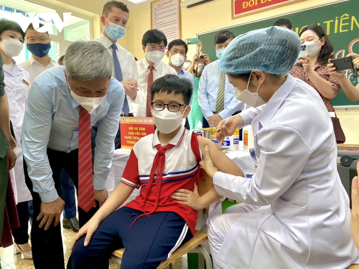 Gần 150 học sinh lớp 6 đầu tiên của cả nước được tiêm vaccine Covid-19