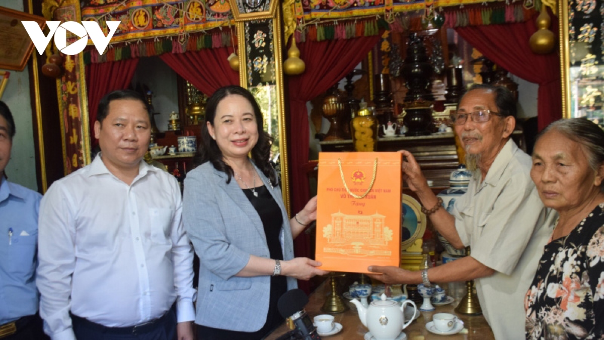 Phó Chủ tịch nước Võ Thị Ánh Xuân thăm gia đình chính sách ở Bình Định