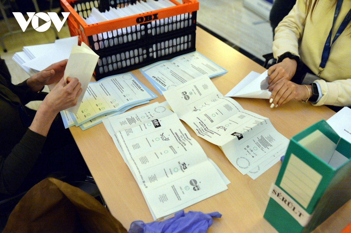 Bầu cử Hungary: Những lá phiếu qua thư làm thay đổi số ghế trong quốc hội