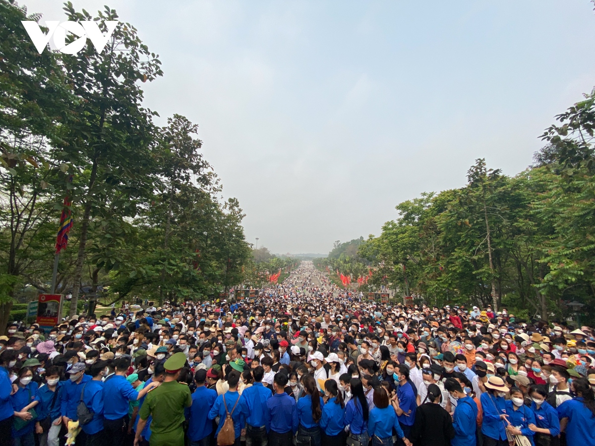Lượng khách tăng đột biến tại Đền Hùng  trong ngày chính Giỗ Tổ Hùng Vương