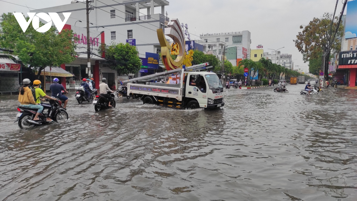 Nhiều tuyến đường ở thành phố Bạc Liêu ngập nặng