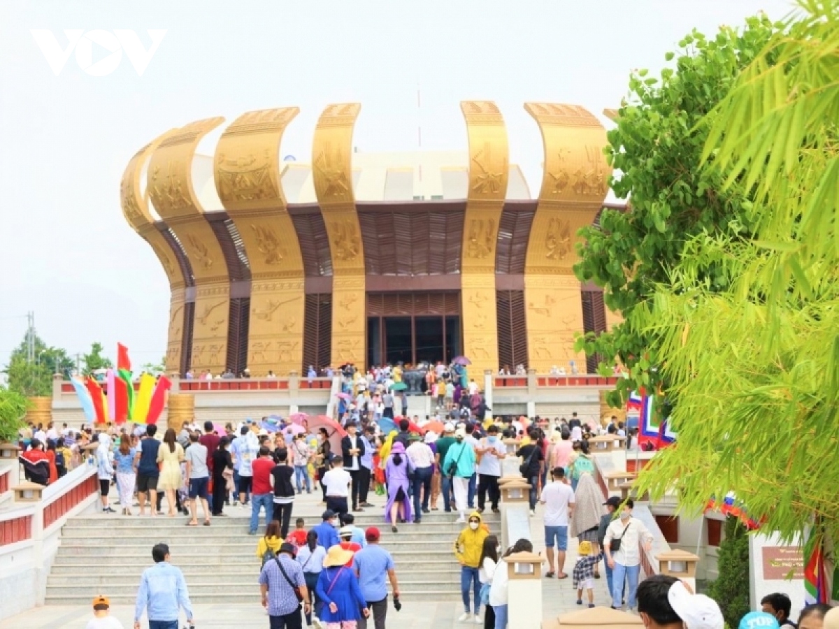 Đền thờ Vua Hùng tại Cần Thơ đón 72.000 lượt khách trong dịp Giỗ Tổ Hùng Vương