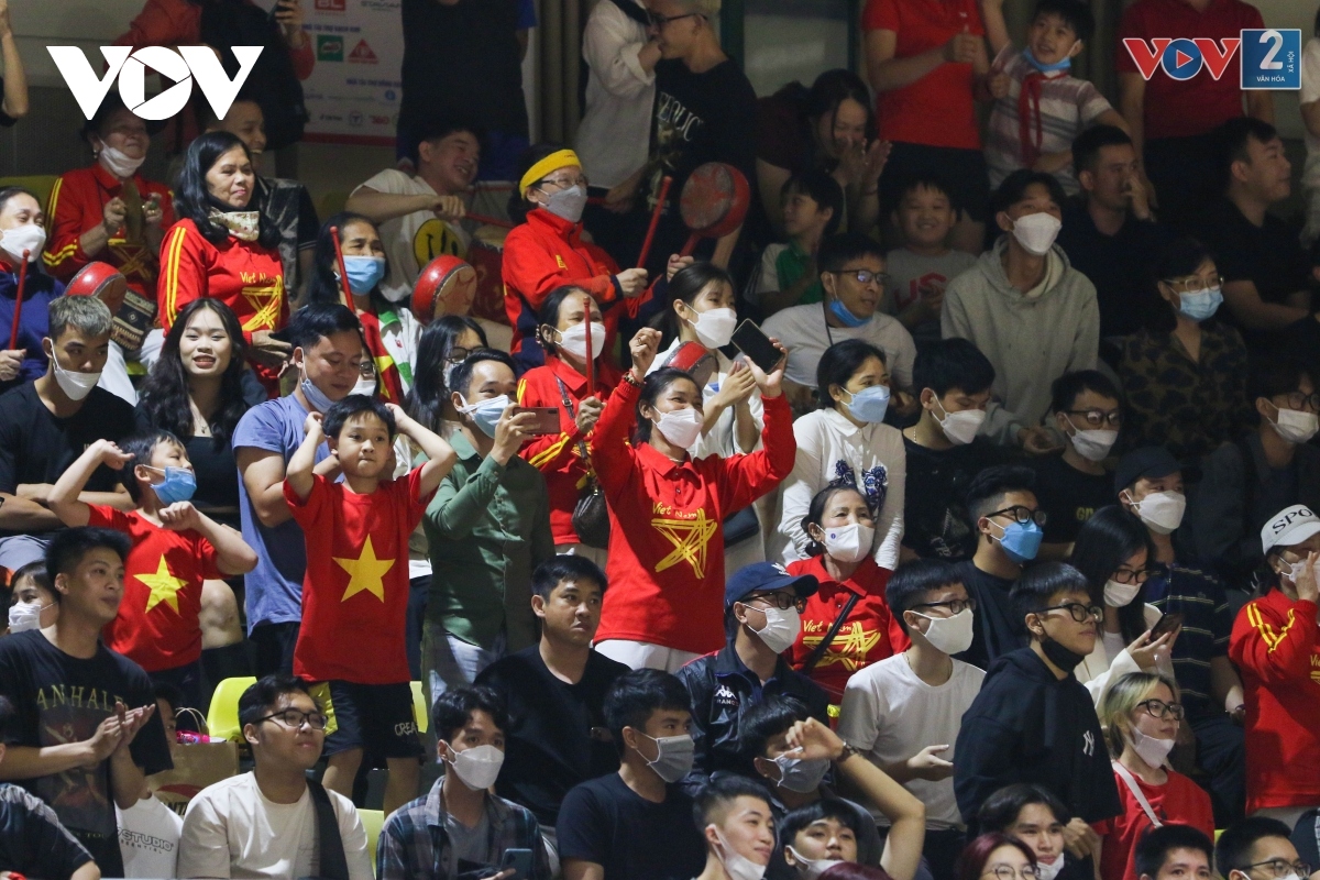 ĐT bóng rổ nam Việt Nam thắng trận kịch tính nhờ động lực từ nhà thi đấu chật kín khán giả