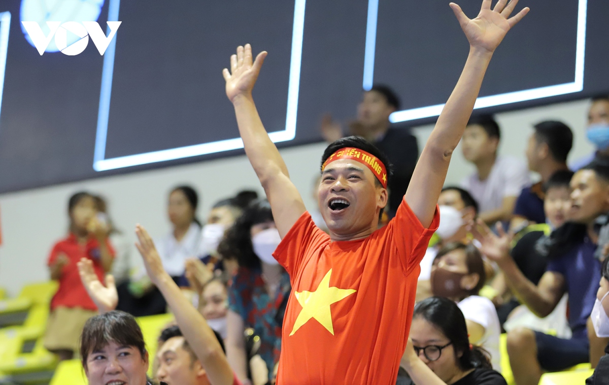 Thắng Malaysia 3-0, tuyển bóng chuyền nữ Việt Nam được cổ vũ nhiệt thành
