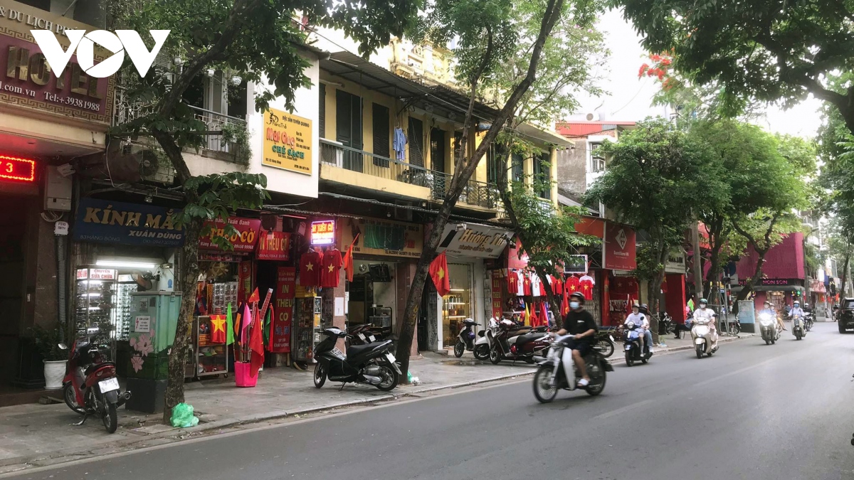 Mặt bằng kinh doanh phố cổ Hà Nội tấp nập trở lại sau 2 năm điêu đứng vì Covid-19
