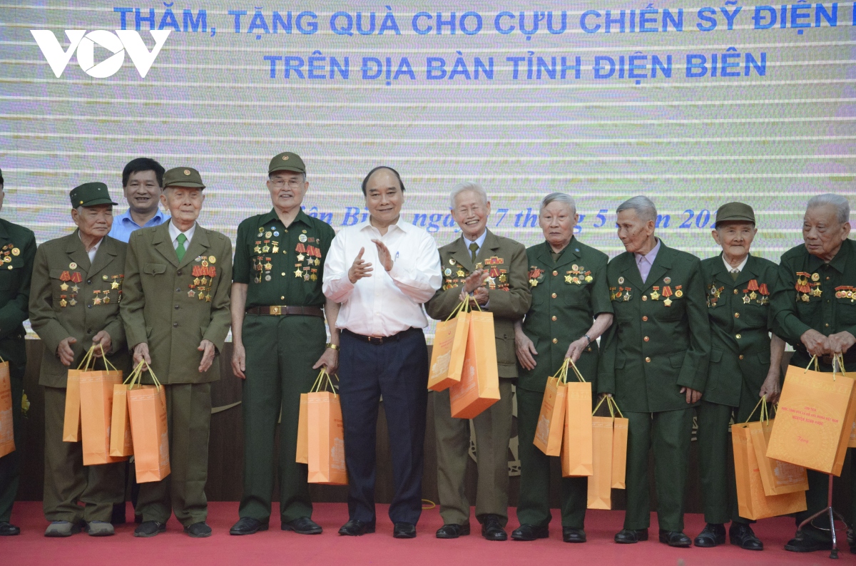 Chủ tịch nước tưởng nhớ các anh hùng liệt sĩ, tặng quà cựu chiến binh Điện Biên Phủ