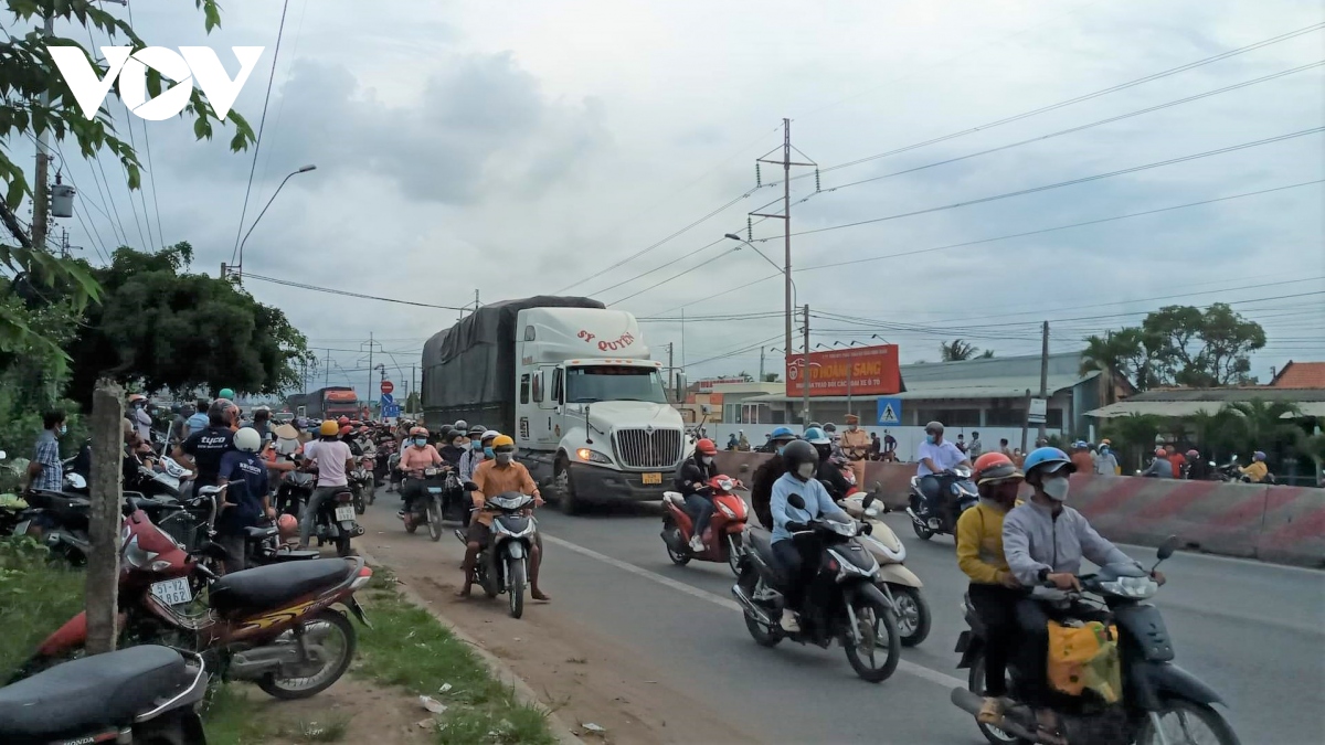 Container cán người phụ nữ tử vong, Quốc lộ 1A đoạn qua Thủ Thừa (Long An) ùn ứ