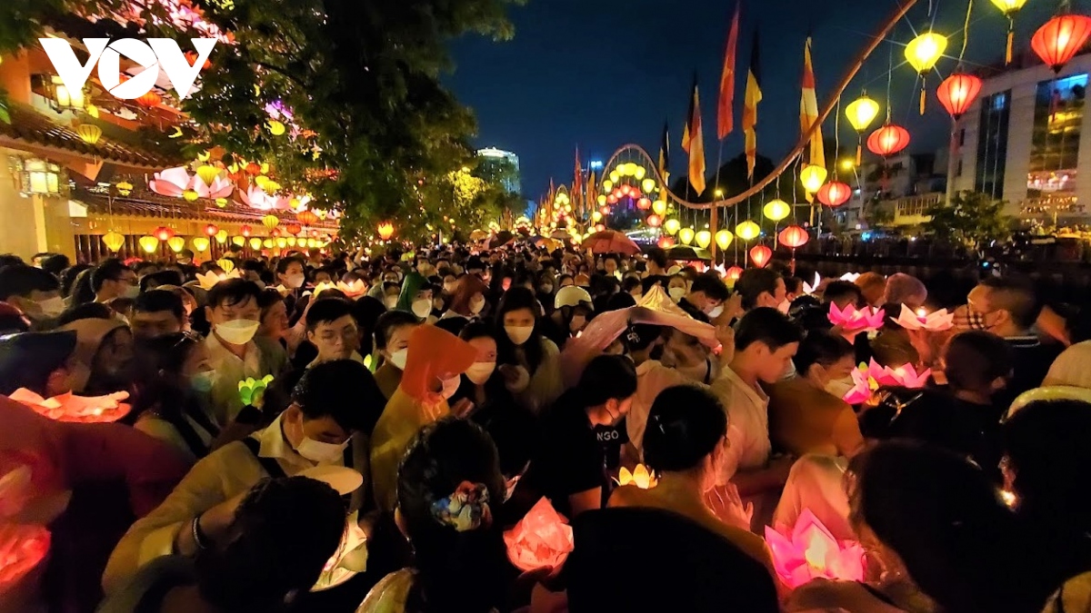 Hàng ngàn người dân TP.HCM tham gia thả hoa đăng mừng lễ Phật đản