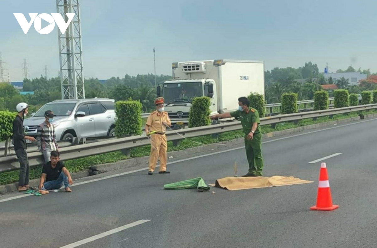 Một phụ nữ đi bộ vào đường cao tốc bị tai nạn tử vong