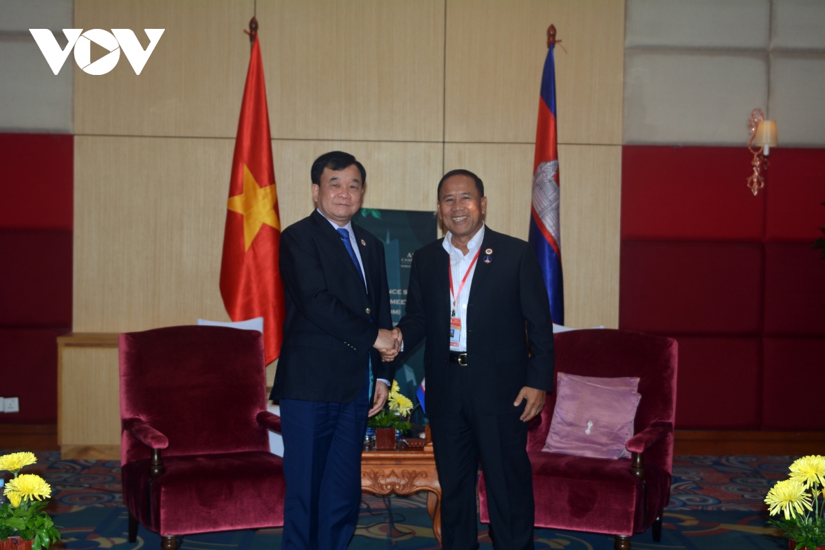 Lãnh đạo Bộ Quốc phòng Việt Nam tiếp xúc trưởng đoàn Campuchia, Singapore tại Phnom Penh