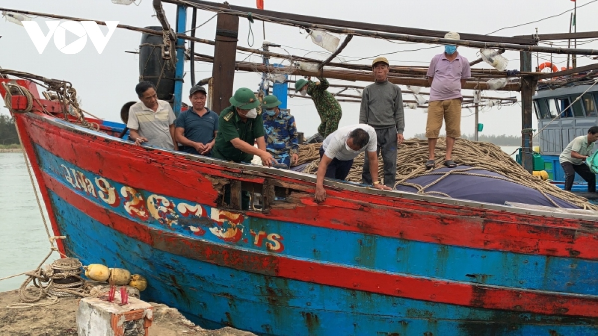 Quảng Nam cứu 5 ngư dân cùng tàu cá bị nạn trên biển