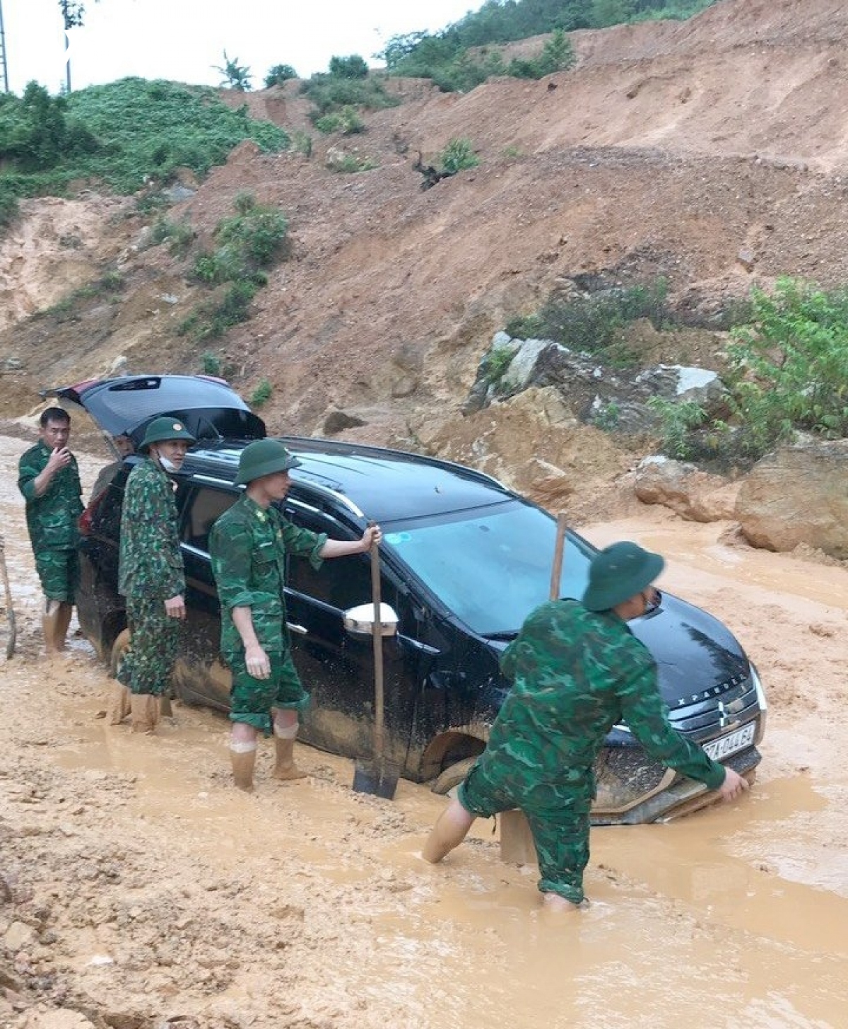 Liên tiếp xảy ra sạt lở đất, đá gây tắc đường trên quốc lộ 279 qua Điện Biên