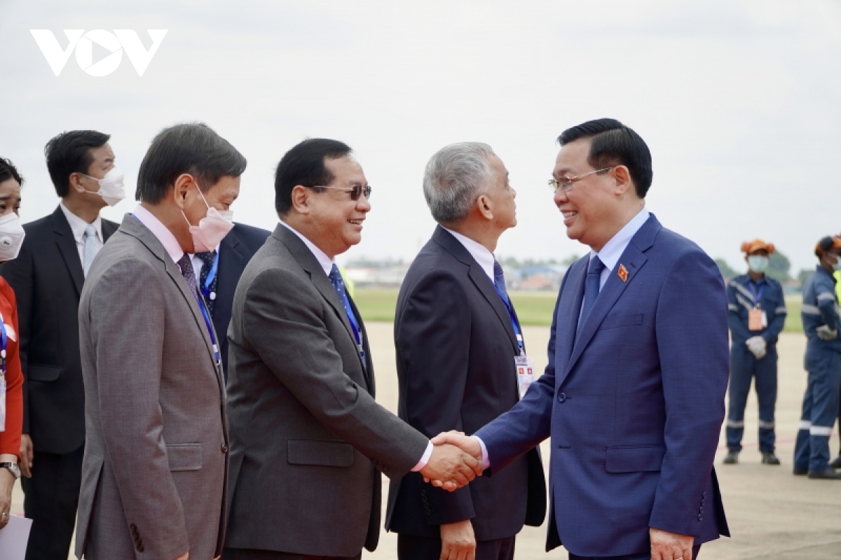Chủ tịch Quốc hội bắt đầu chuyến thăm chính thức nước Cộng hoà dân chủ nhân dân Lào