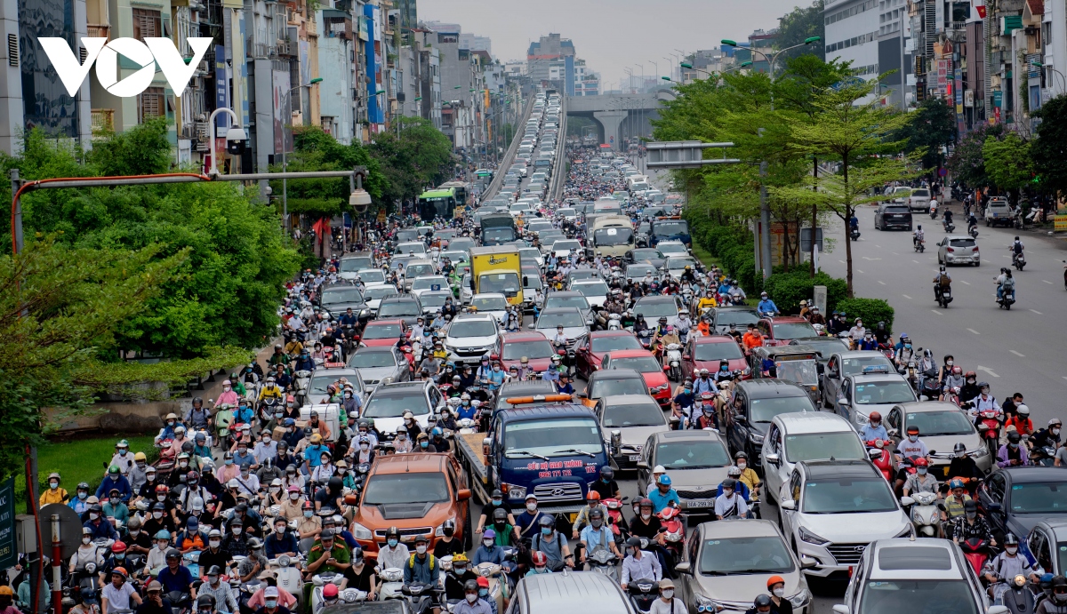 Giao thông Hà Nội tiếp tục tắc nghẽn kéo dài trong ngày đầu tuần