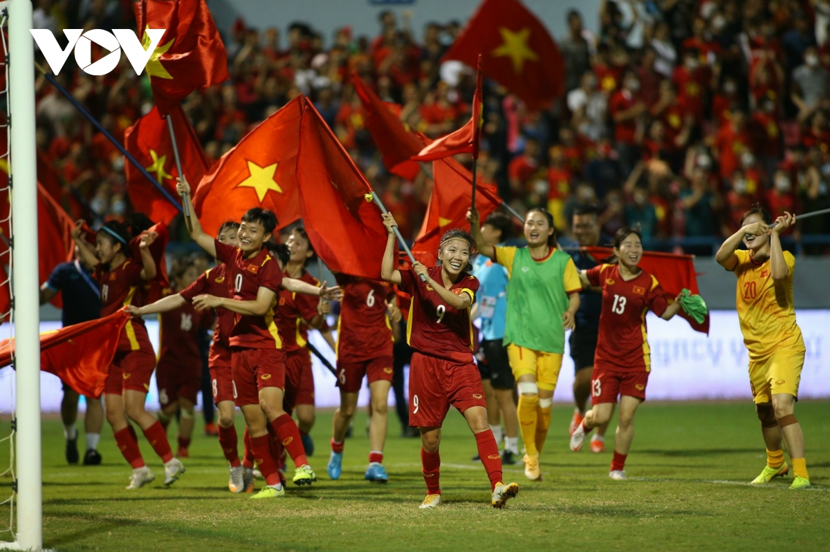 Giành HCV SEA Games 31, ĐT nữ Việt Nam ăn mừng cuồng nhiệt và tri ân khán giả