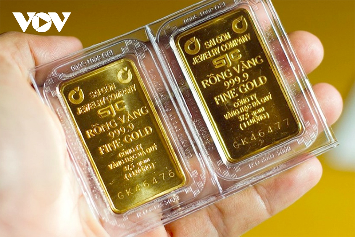 Giá vàng trong giảm ngược với đà tăng của vàng thế giới