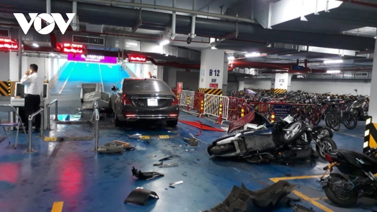 Hà Nội: Mercedes Maybach tông hàng loạt xe máy ở hầm chung cư, 1 người bị thương
