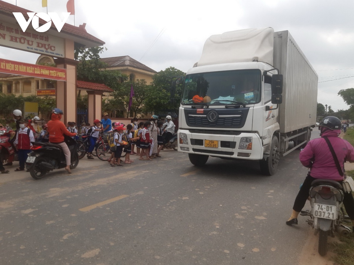 Tai nạn rình rập vì xe tải né trạm thu phí trên Quốc lộ 1A đoạn qua Quảng Trị