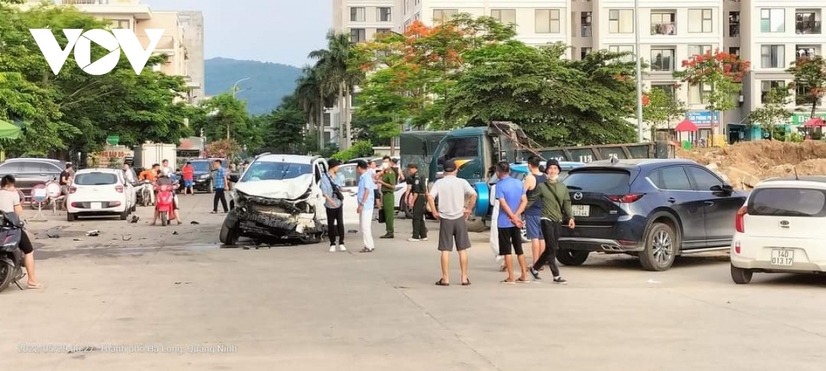 Xe bán tải đâm liên hoàn nhiều xe đỗ bên đường