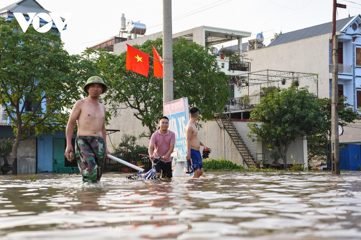 Nước sông Cầu dâng cao, hàng trăm ngôi nhà ở Bắc Giang chìm trong biển nước