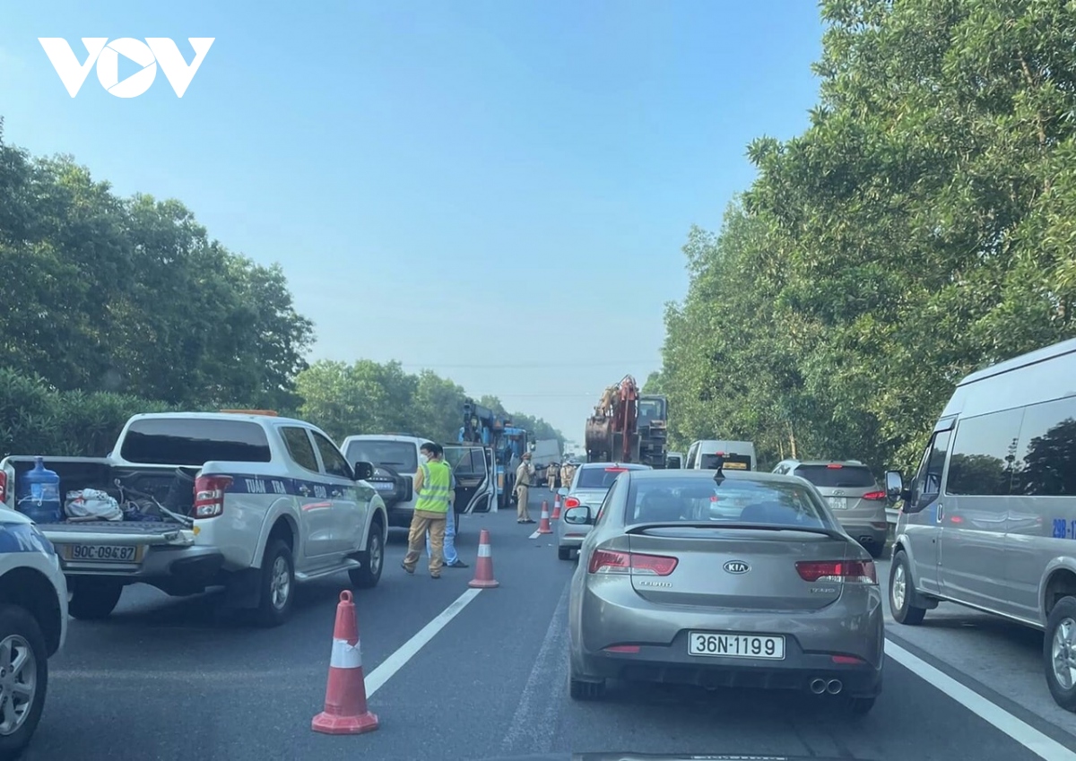 Cao tốc Pháp Vân - Cầu Giẽ ùn tắc theo hướng về Hà Nam do tai nạn liên hoàn