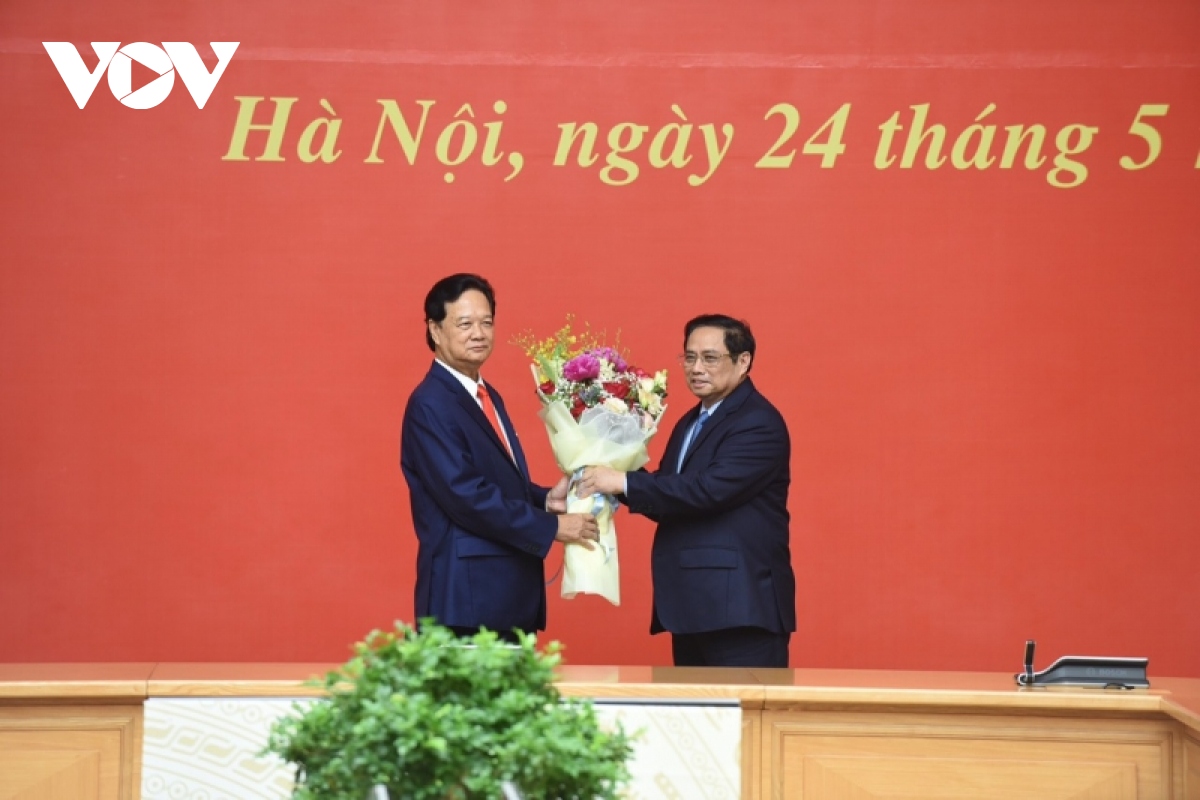 Trao tặng Huy hiệu 55 năm tuổi Đảng cho nguyên Thủ tướng Nguyễn Tấn Dũng