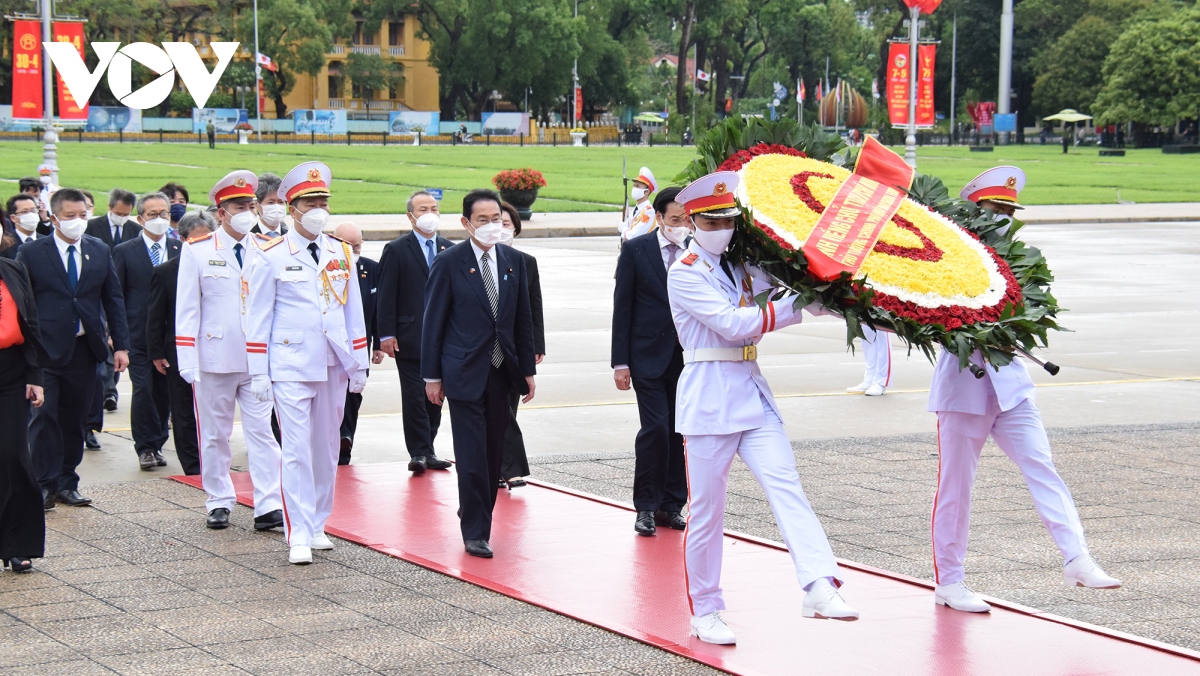 Thủ tướng Nhật Bản vào Lăng viếng Chủ tịch Hồ Chí Minh