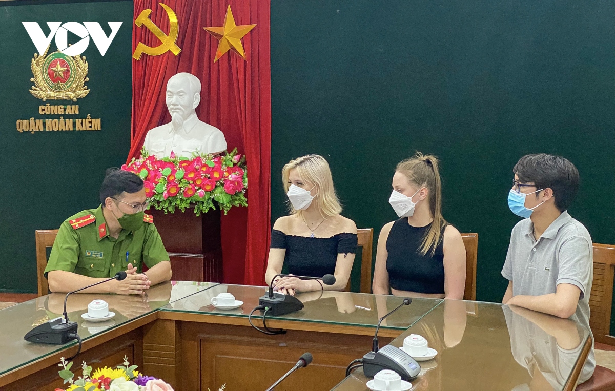 Hai nữ du khách Nga nhận lại tài sản bị cướp, vẫn giữ ấn tượng tốt về Hà Nội