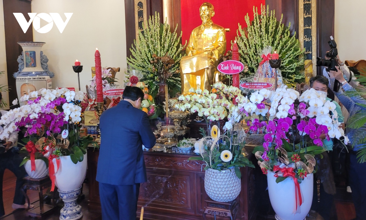 Thủ tướng Phạm Minh Chính dâng hương tưởng niệm Chủ tịch Hồ Chí Minh tại Bến Nhà Rồng