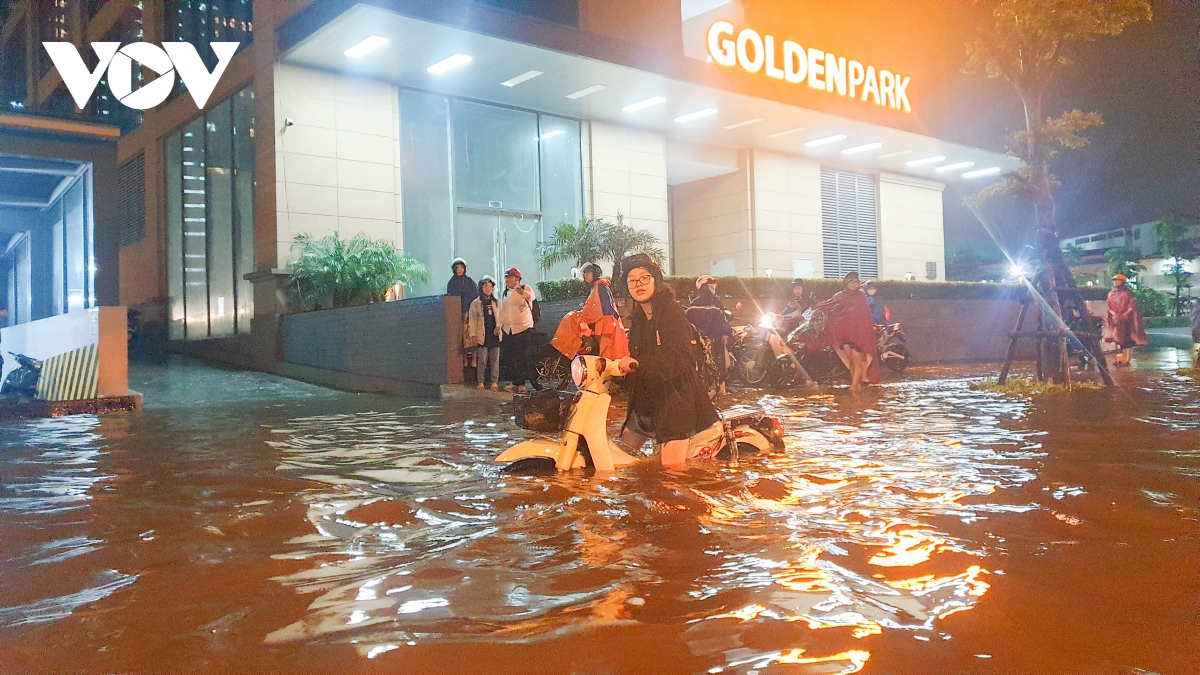 Sau trận mưa lớn, nhiều đường phố Hà Nội lại mênh mông nước