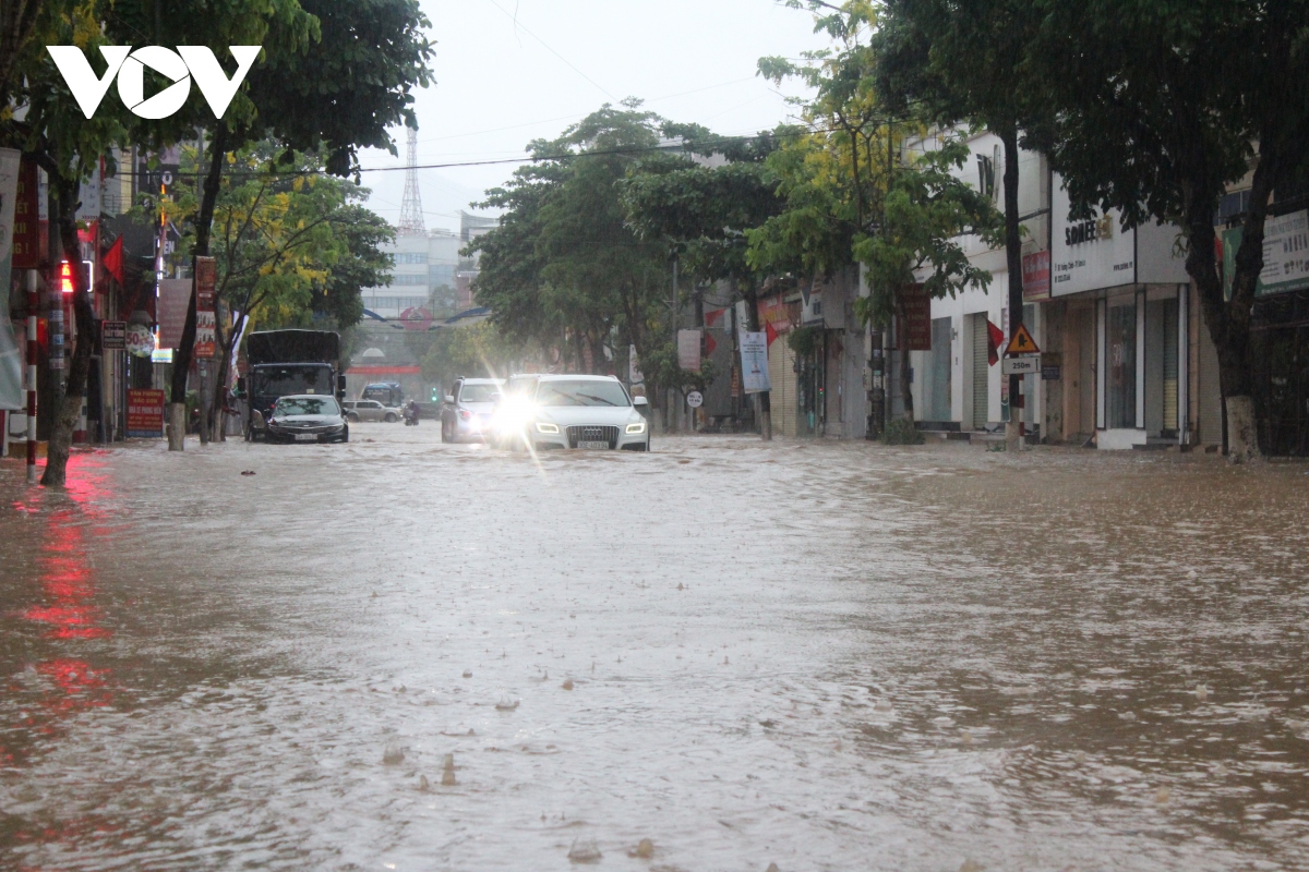 Mưa lớn ở Sơn La, các phương tiện giao thông “bơi” trong biển nước