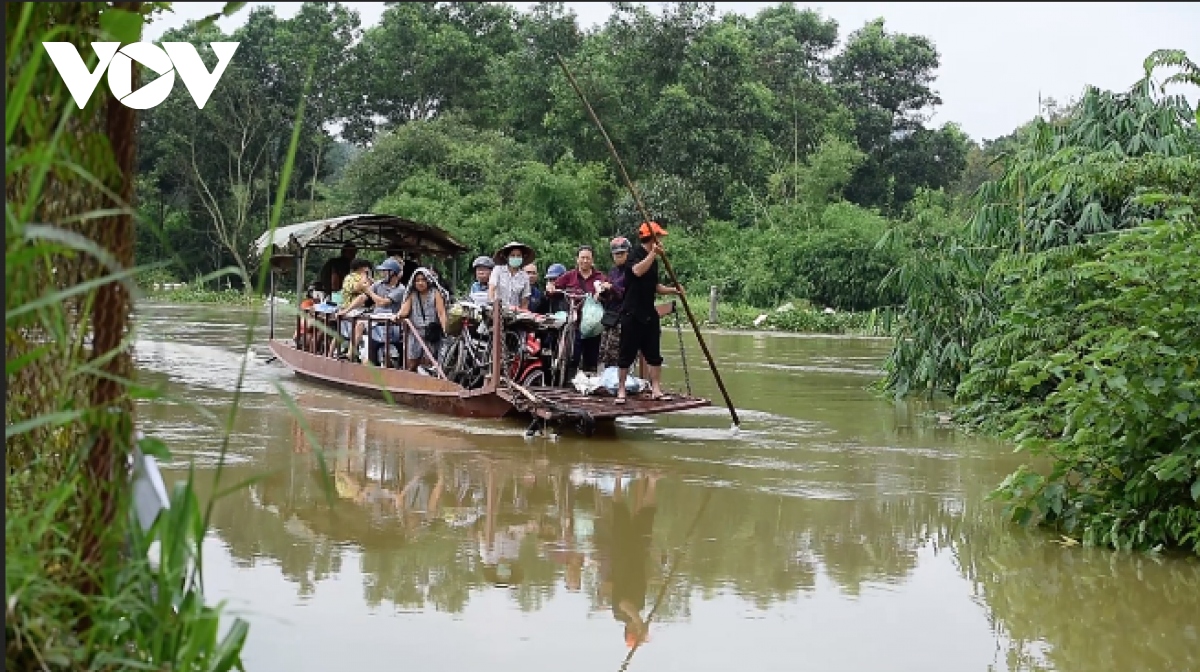 Người dân bãi giữa sông Hồng chật vật dùng đò đi lại vì thủy điện Hòa Bình xả lũ