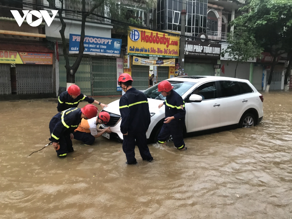 Bộ đội, công an...dầm mưa ứng cứu người dân TP Sơn La giữa "biển nước"
