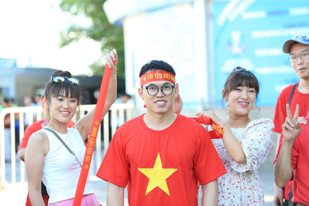 Gia đình chồng Việt - vợ gốc Hàn tới cổ vũ U23 Việt Nam đấu U23 Hàn Quốc